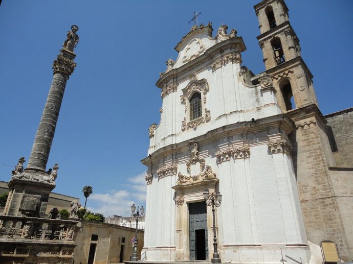 Veduta della chiesa e della colonna di Sant'Andrea, Presicce (Lecce)